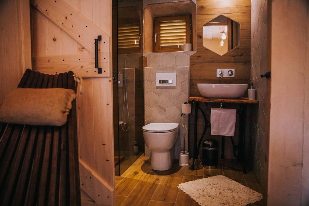 Sleeping With Bees - Tourist Farm Muha Apartamento Grosuplje Exterior foto