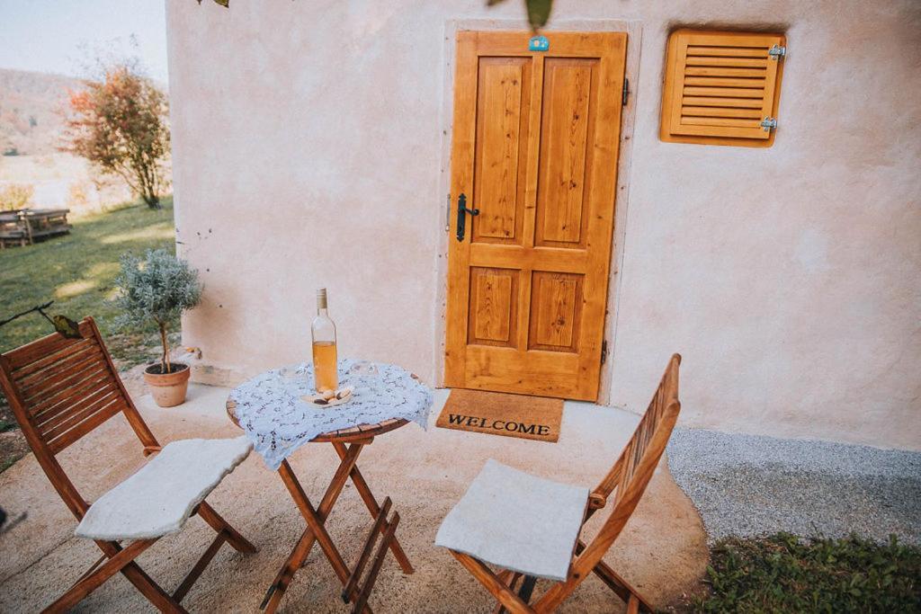 Sleeping With Bees - Tourist Farm Muha Apartamento Grosuplje Exterior foto