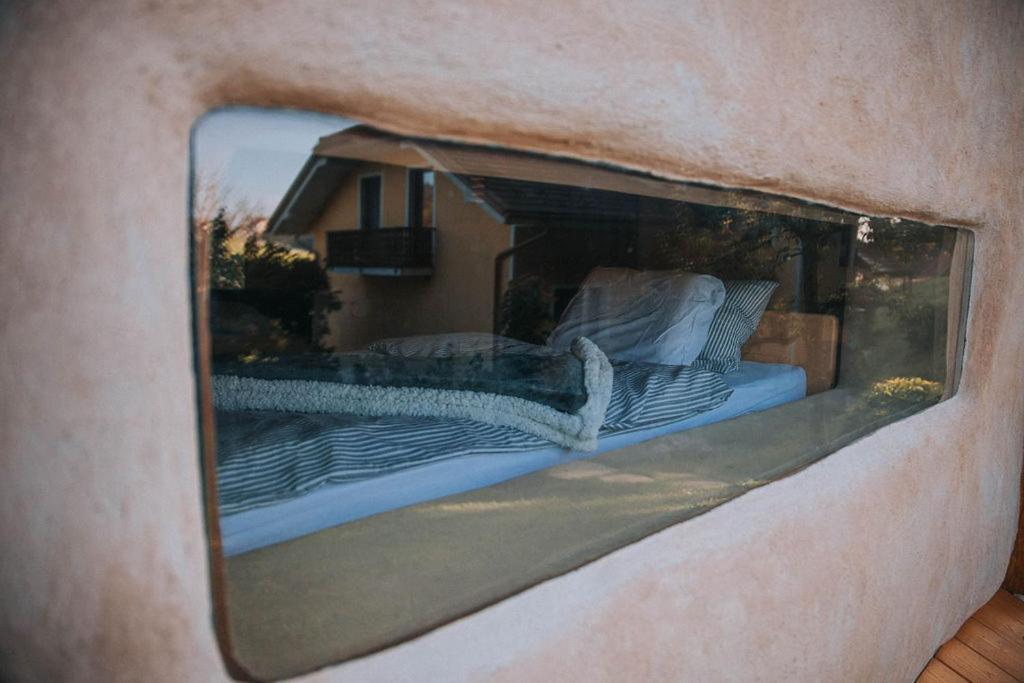 Sleeping With Bees - Tourist Farm Muha Apartamento Grosuplje Exterior foto
