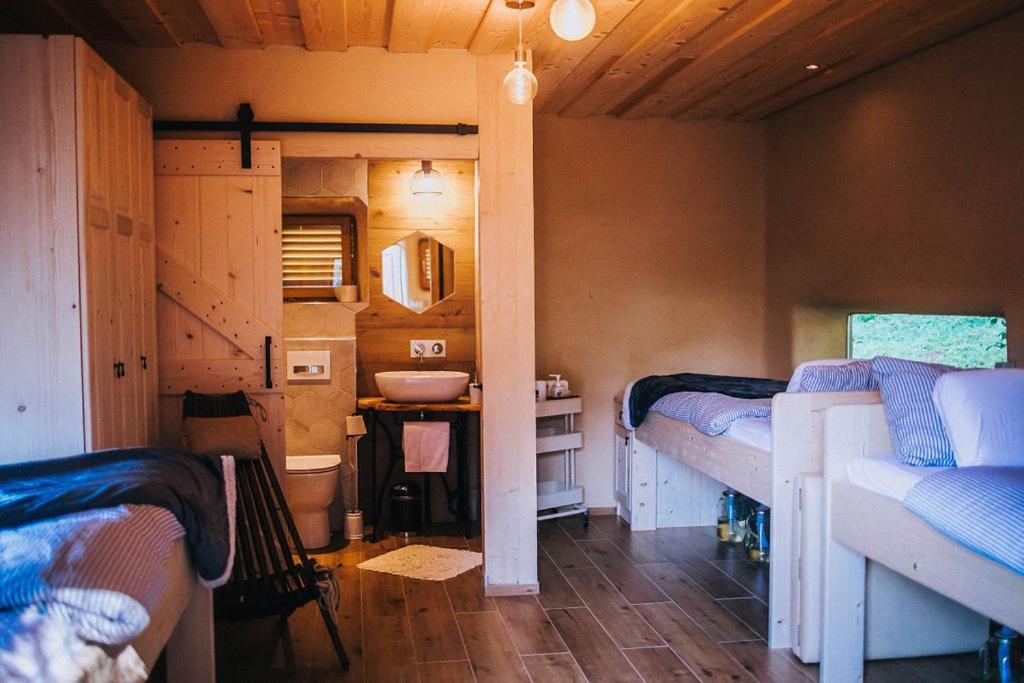 Sleeping With Bees - Tourist Farm Muha Apartamento Grosuplje Exterior foto